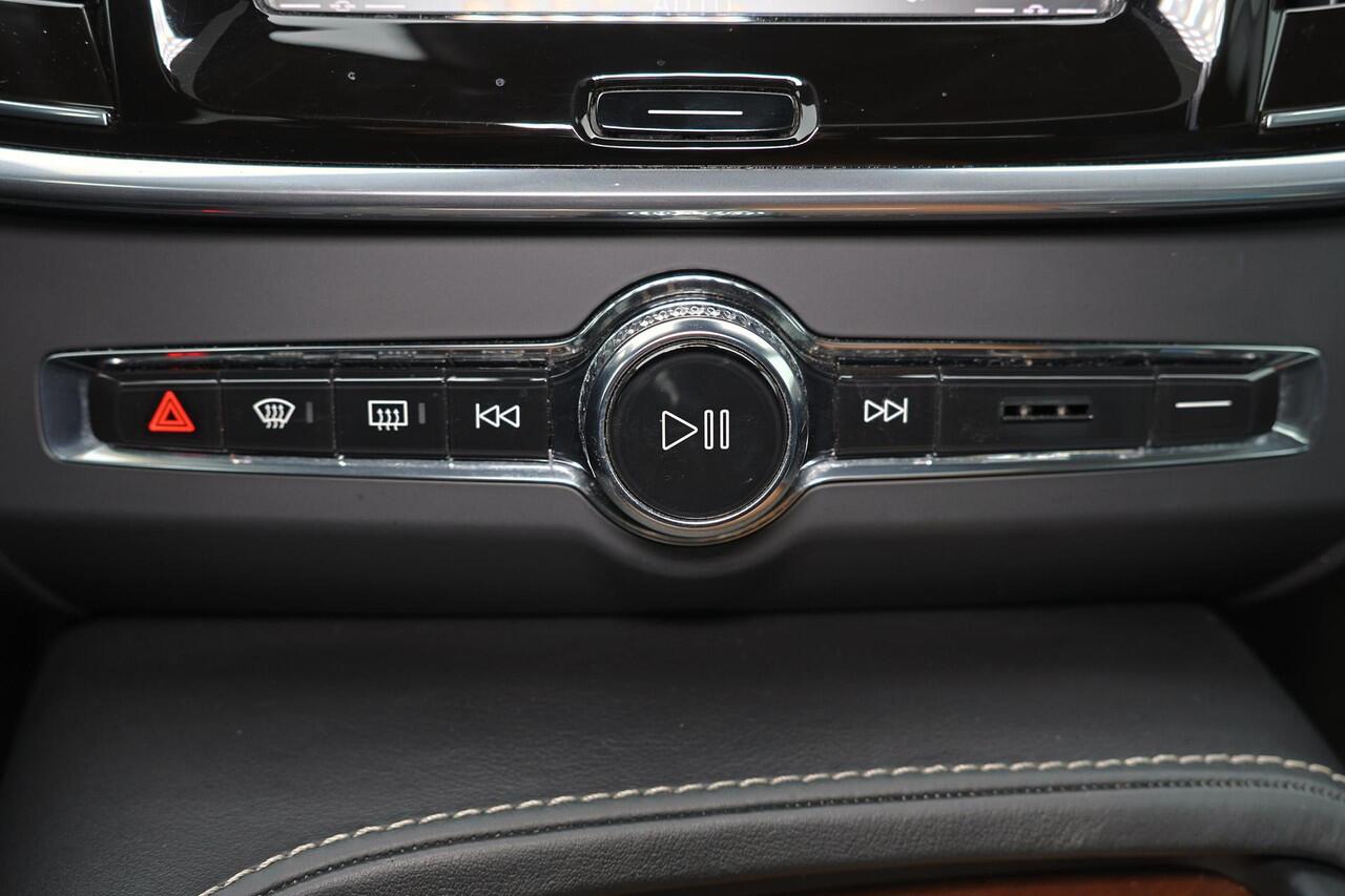 Volvo S90 T4 Business Luxury Plus - Intellisafe Surround - Head up display - BLIS dodehoekassistentie - Parkeercamera achter - Parkeersensoren v/a - Sensus navi - Apple® CarPlay - Android Auto - Verwarmbare voor & achterstoelen - Verwarmbaar stuurwiel - Panorama/sc