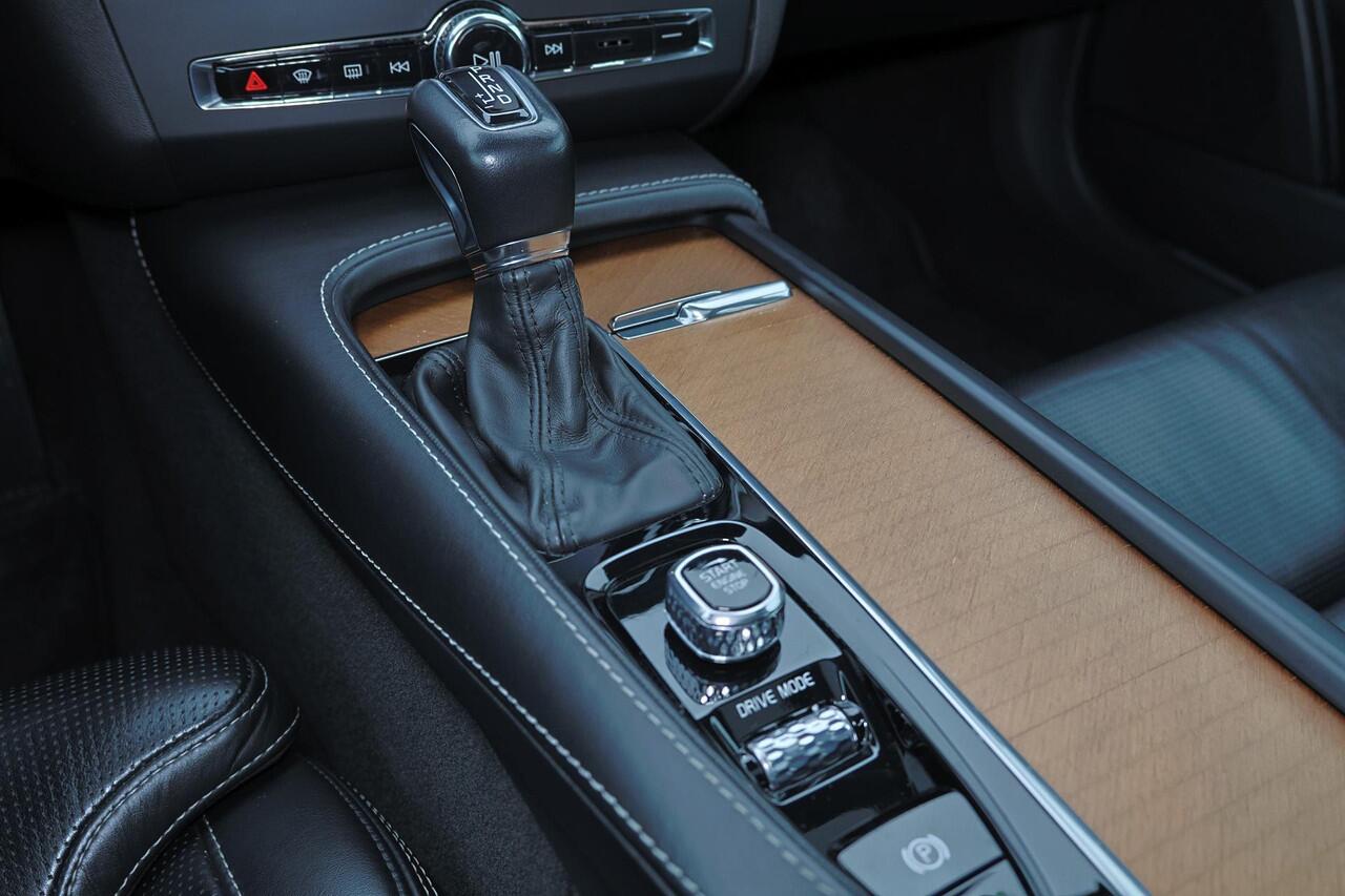 Volvo S90 T4 Business Luxury Plus - Intellisafe Surround - Head up display - BLIS dodehoekassistentie - Parkeercamera achter - Parkeersensoren v/a - Sensus navi - Apple® CarPlay - Android Auto - Verwarmbare voor & achterstoelen - Verwarmbaar stuurwiel - Panorama/sc