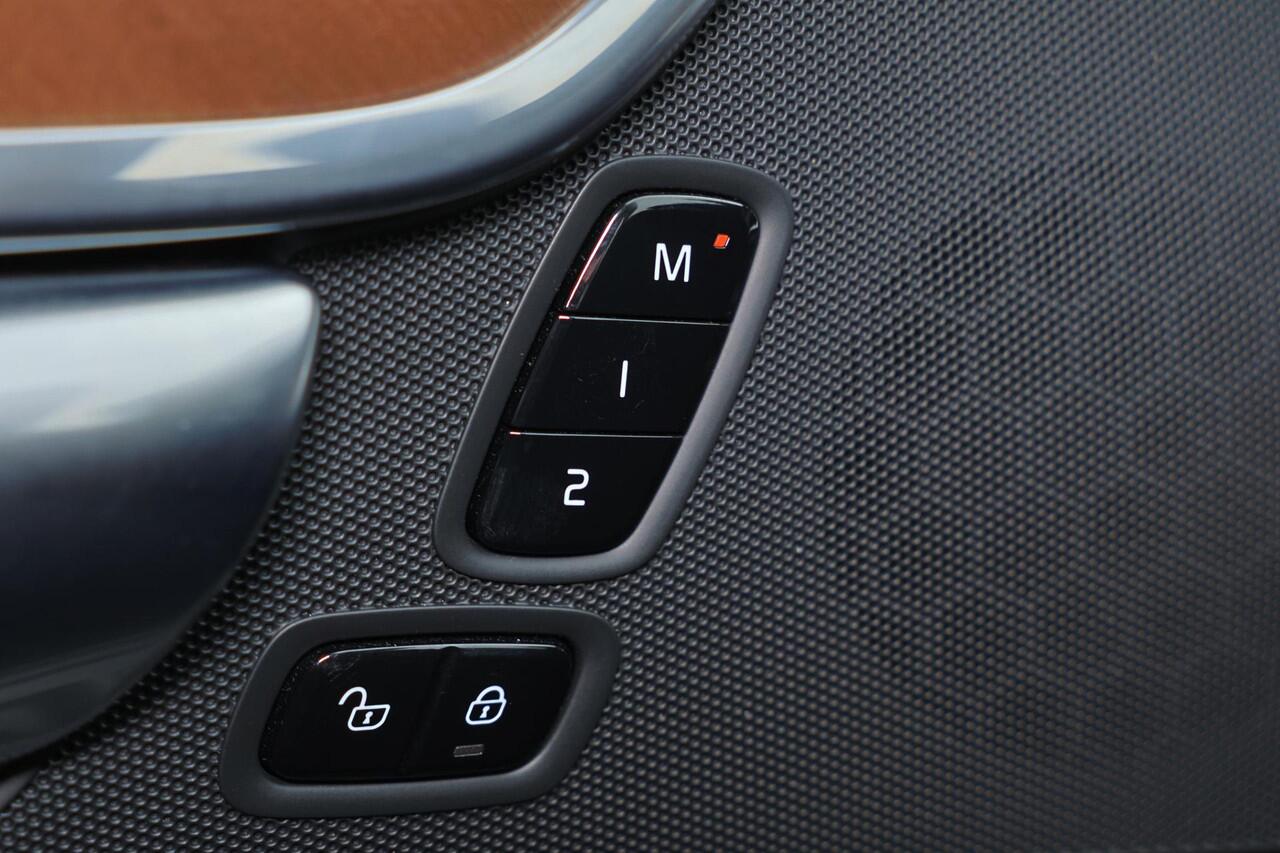 Volvo S90 T4 Business Luxury Plus - Intellisafe Surround - Head up display - BLIS dodehoekassistentie - Parkeercamera achter - Parkeersensoren v/a - Sensus navi - Apple® CarPlay - Android Auto - Verwarmbare voor & achterstoelen - Verwarmbaar stuurwiel - Panorama/sc