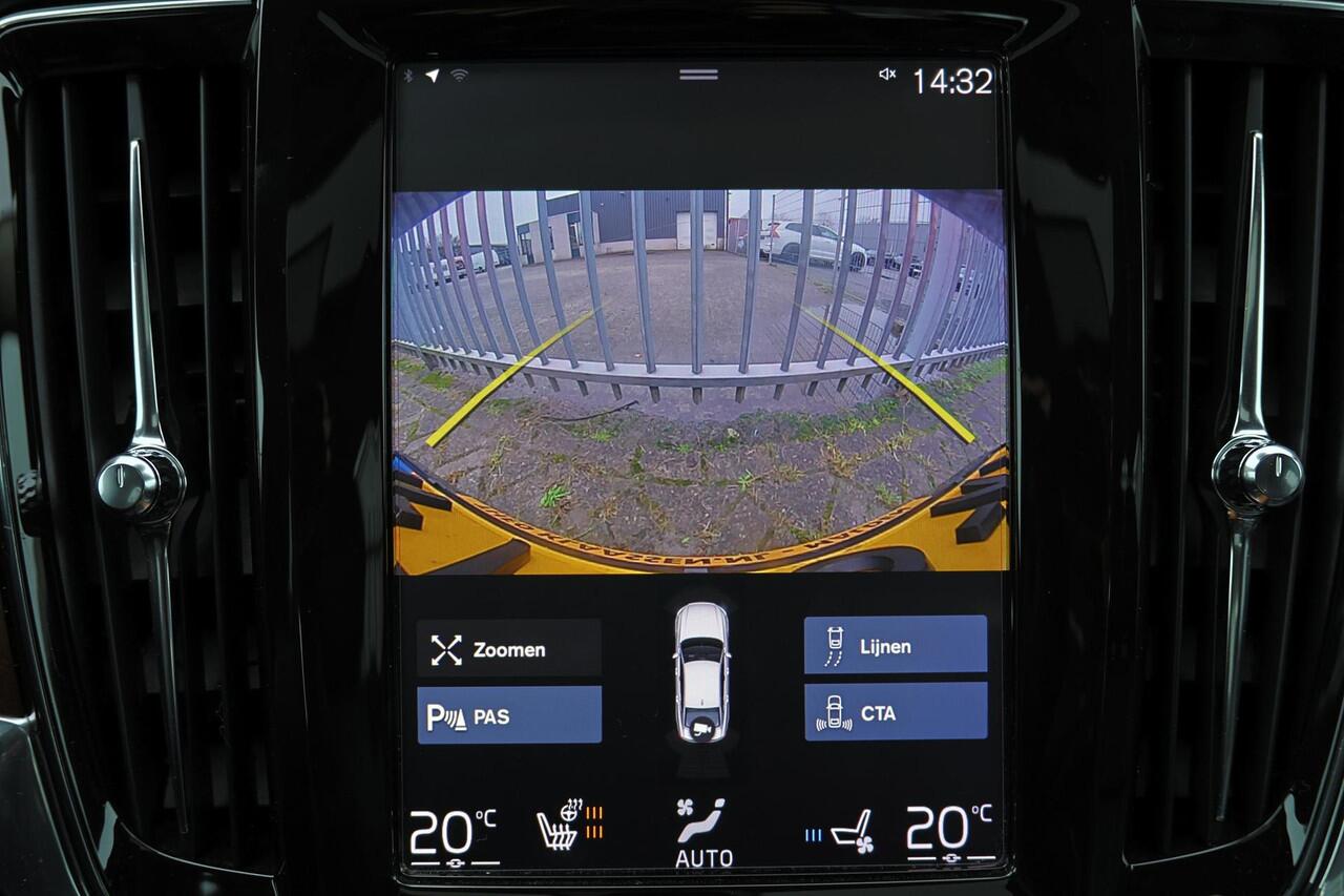 Volvo S90 T4 Business Luxury Plus - Intellisafe Surround - Head up display - BLIS dodehoekassistentie - Parkeercamera achter - Parkeersensoren v/a - Sensus navi - Apple® CarPlay - Android Auto - Verwarmbare voor & achterstoelen - Verwarmbaar stuurwiel - Panorama/sc