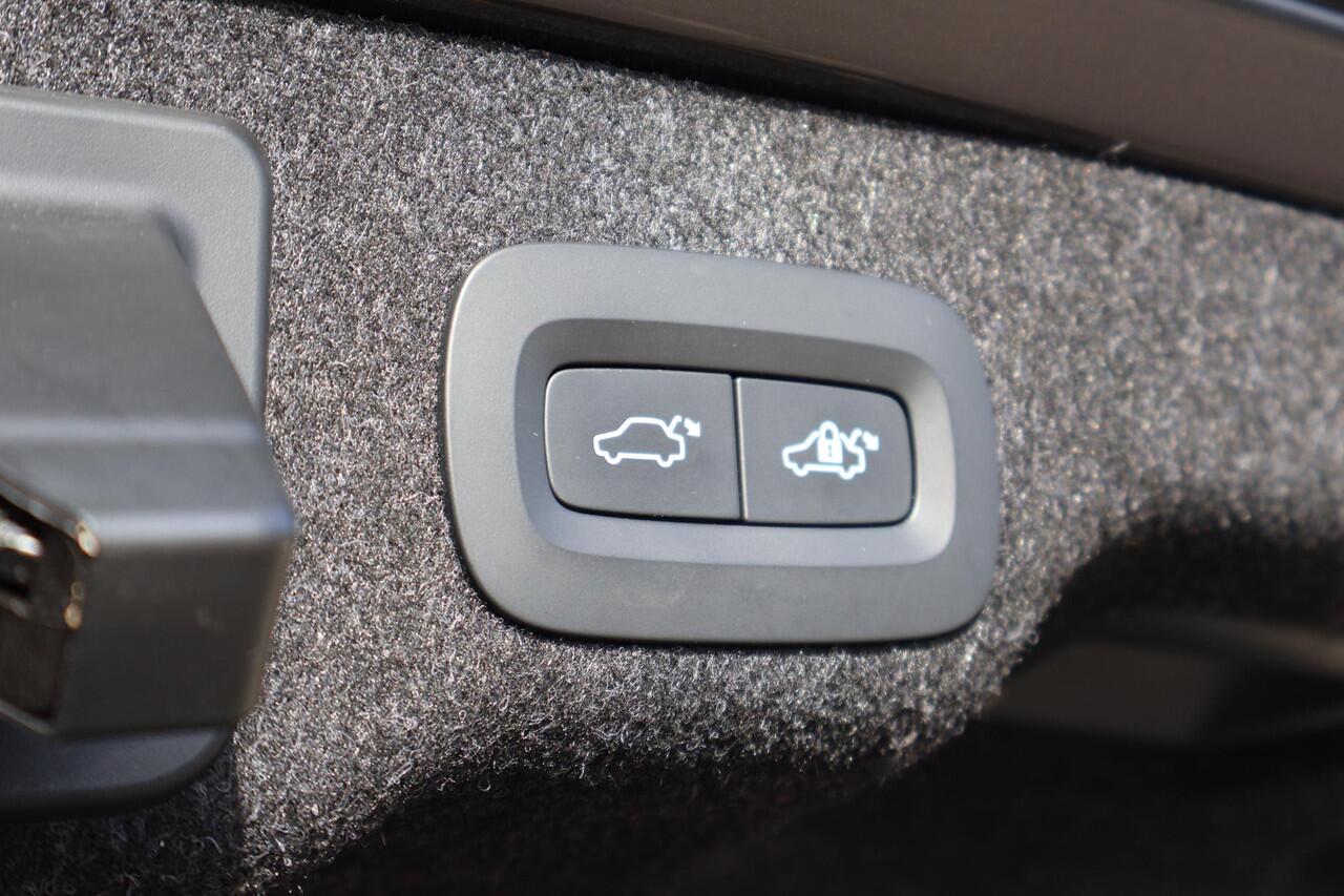 Volvo S90 2.0 B4 R-Design | Schuifdak | 360 camera | Pilot assist | Head- up display