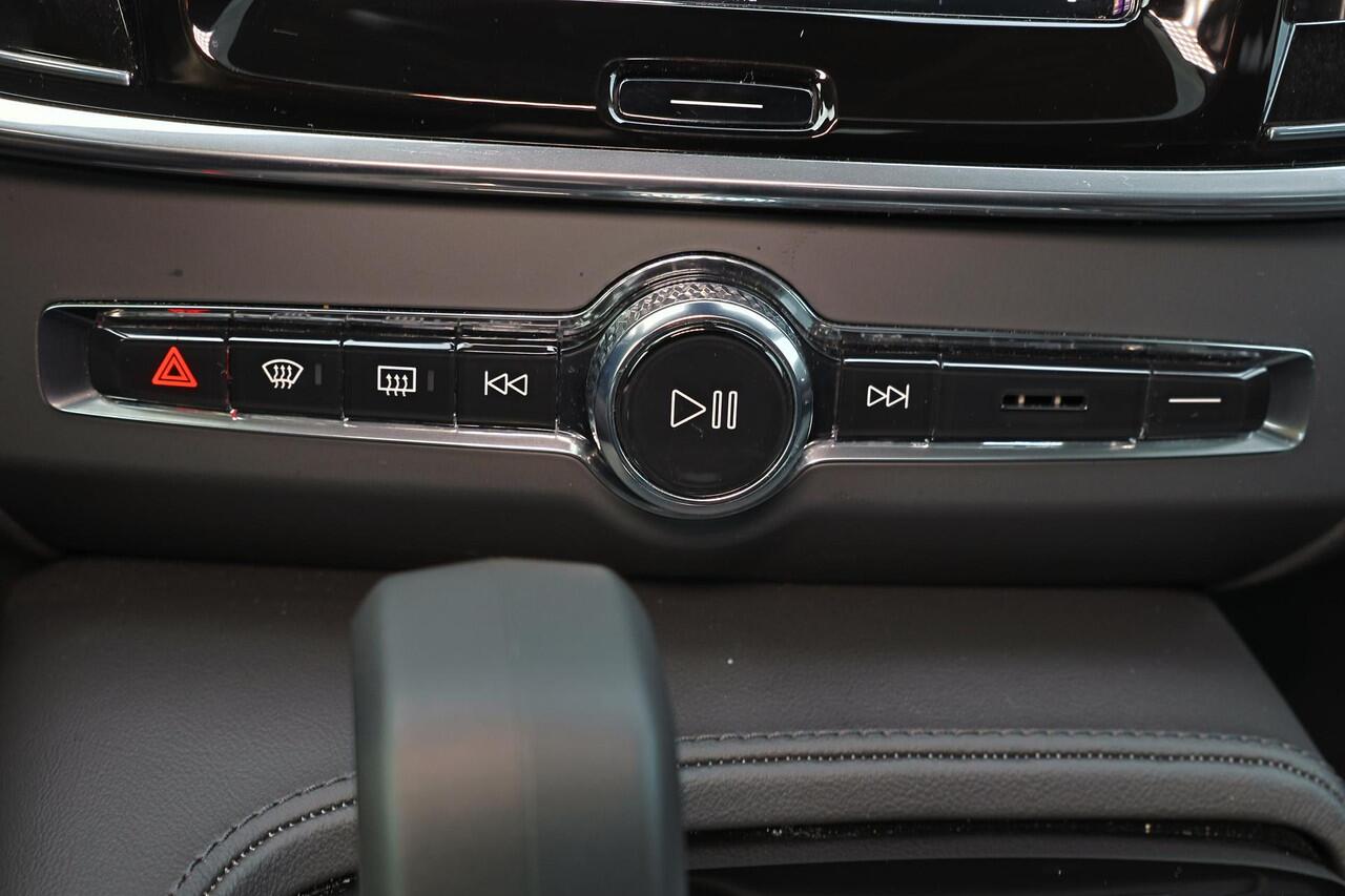 Volvo S90 T8 AWD Ultra Dark - Schuif/kanteldak - IntelliSafe Assist & Surround - 360º Camera - Harman/Kardon audio - Adaptieve LED koplampen - Verwarmde voorstoelen, stuur & achterbank - Parkeersensoren voor & achter - Elektr. bedienb. voorstoelen met geheugen - Ex