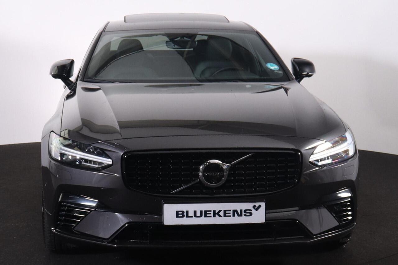 Volvo S90 T8 AWD Plus Dark - Luchtvering - Panorama/schuifdak - IntelliSafe Assist & Surround - 360º Camera - Harman/Kardon audio - Adaptieve LED koplampen - Verwarmde voorstoelen, stuur & achterbank - Parkeersensoren voor & achter - Elektr. bedienb. voorstoelen me
