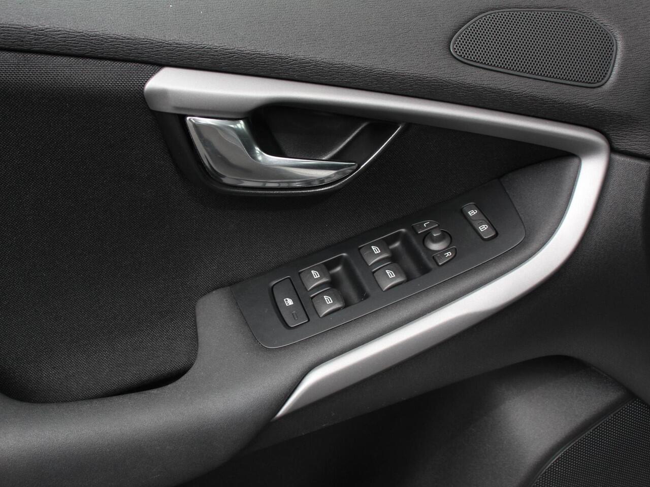 Volvo V40 1.5 T2 Automaat Momentum Marge auto | Airco | Navigatie | Parkeersensoren | Lichtmetalen velgen | Bluetooth