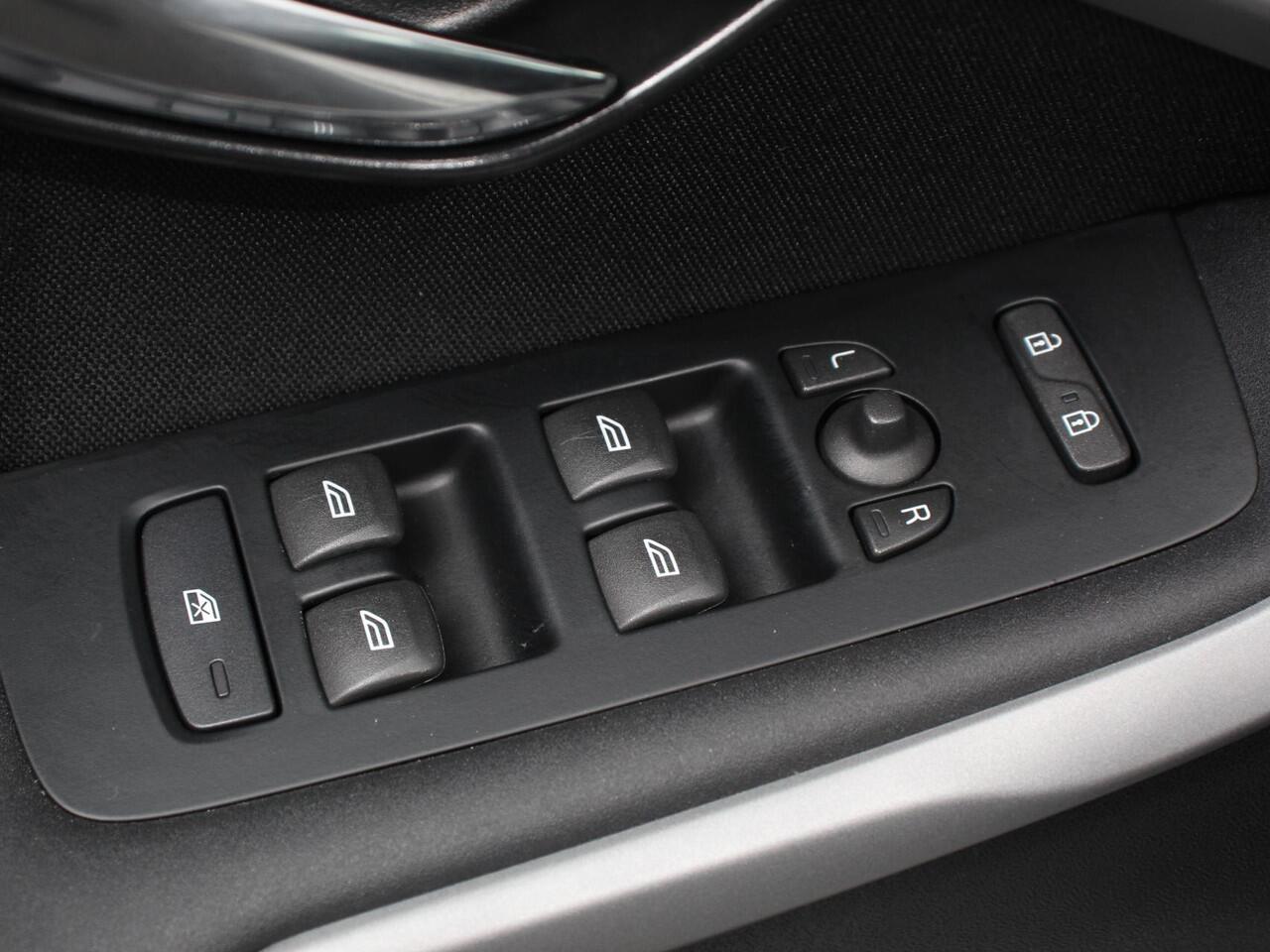 Volvo V40 1.5 T2 Automaat Momentum Marge auto | Airco | Navigatie | Parkeersensoren | Lichtmetalen velgen | Bluetooth