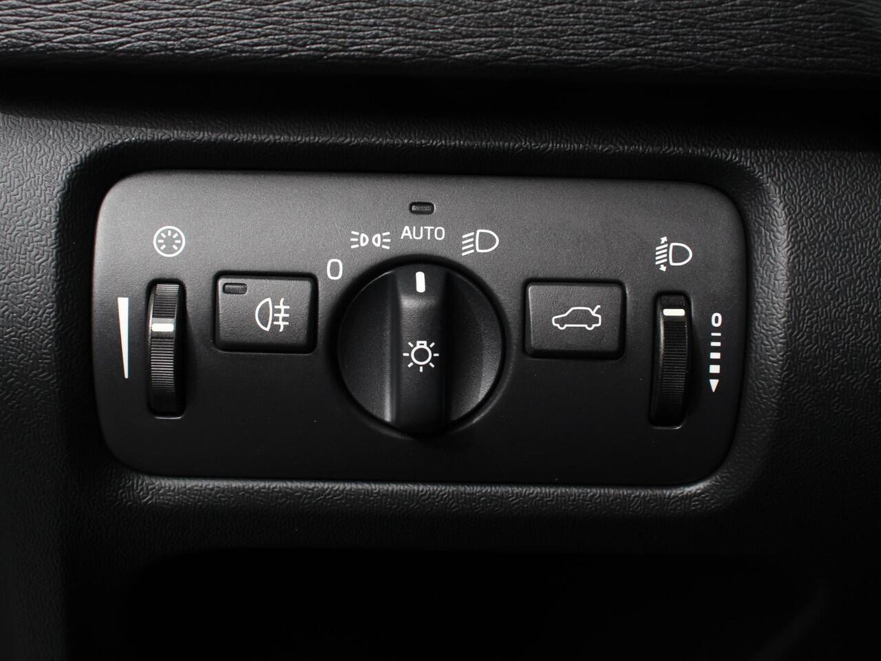 Volvo V40 1.5 T2 Automaat Momentum Marge auto | Airco | Navigatie | Parkeersensoren | Lichtmetalen velgen | Bluetooth