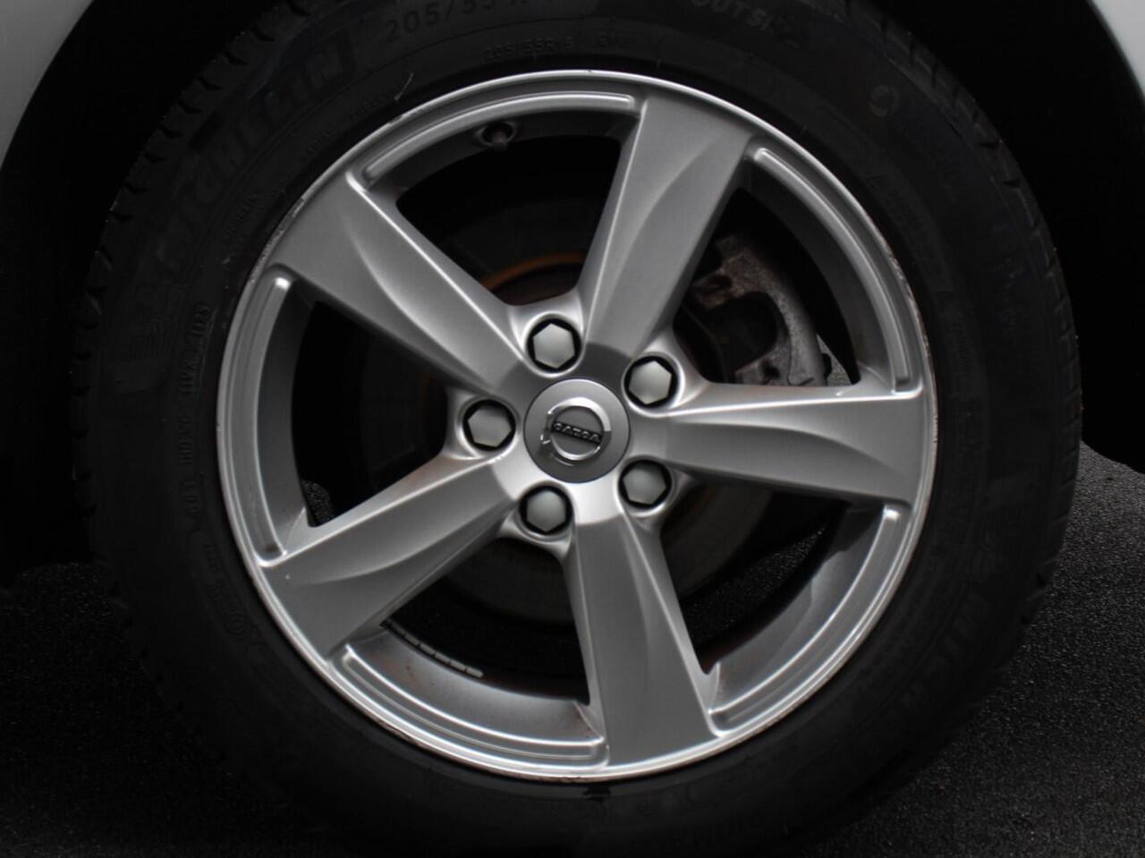 Volvo V40 1.5 T2 Automaat Momentum Marge auto | Airco | Navigatie | Parkeersensoren | Lichtmetalen velgen | Bluetooth