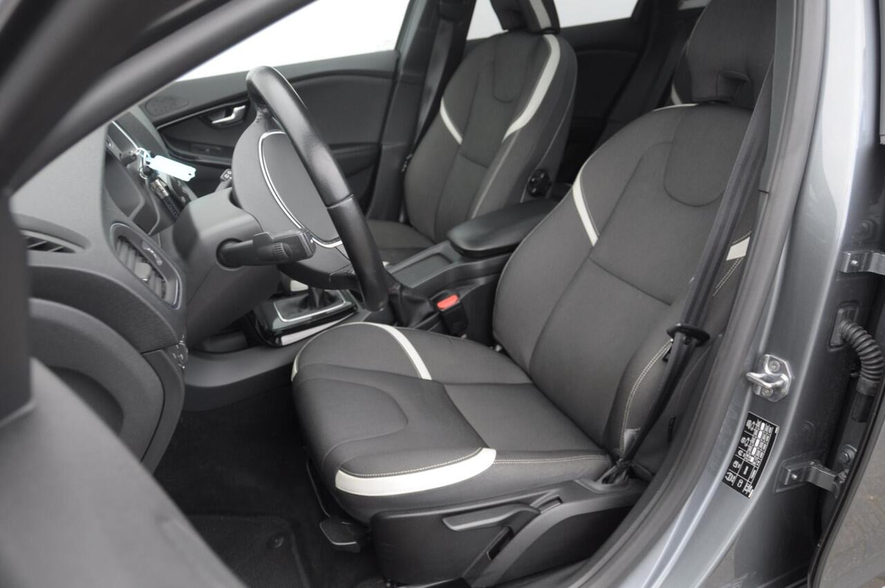 Volvo V40 T3 152PK Dynamic Edition / Cruise control / Panoramadak / Parkeeren met camera / Harman kardon audio / Standkachel / Stoelverwarming