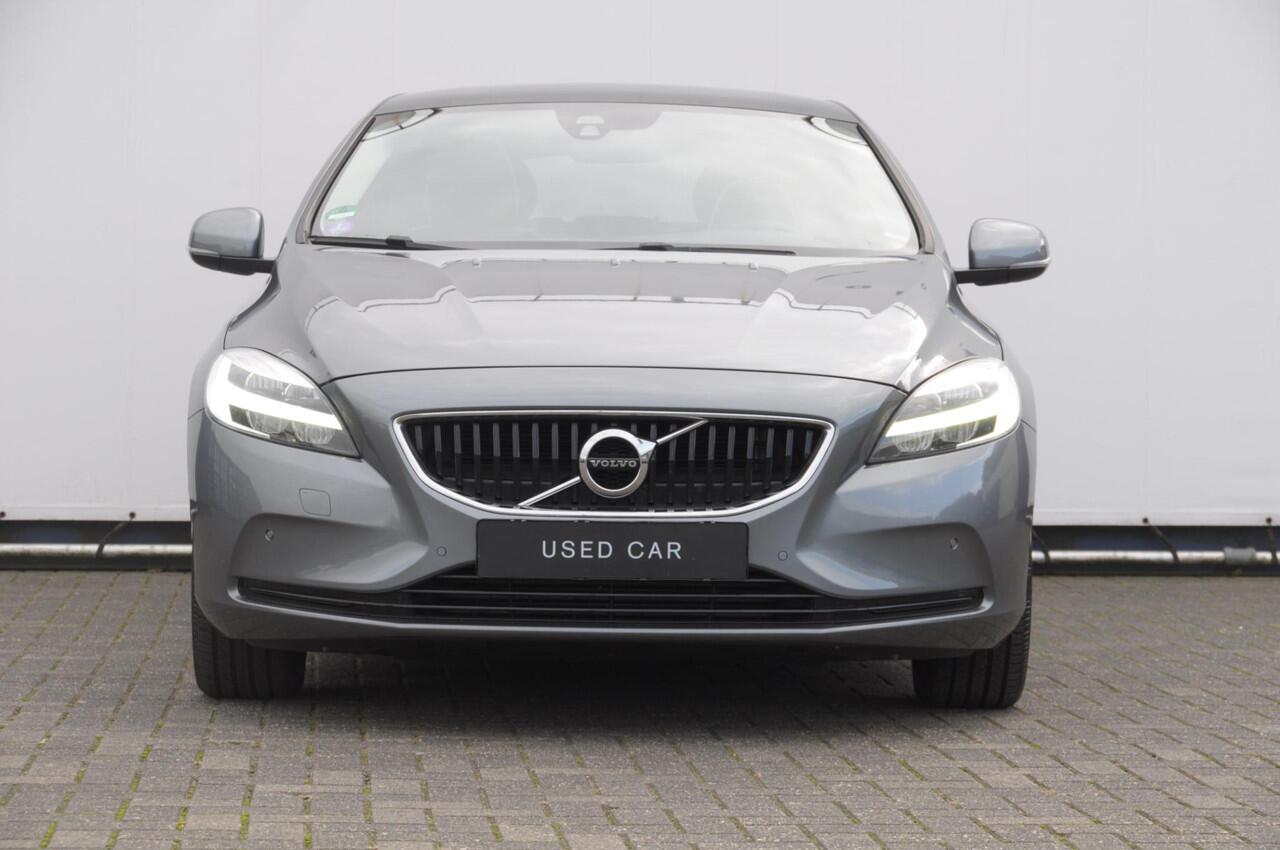 Volvo V40 T3 152PK Dynamic Edition / Cruise control / Panoramadak / Parkeeren met camera / Harman kardon audio / Standkachel / Stoelverwarming