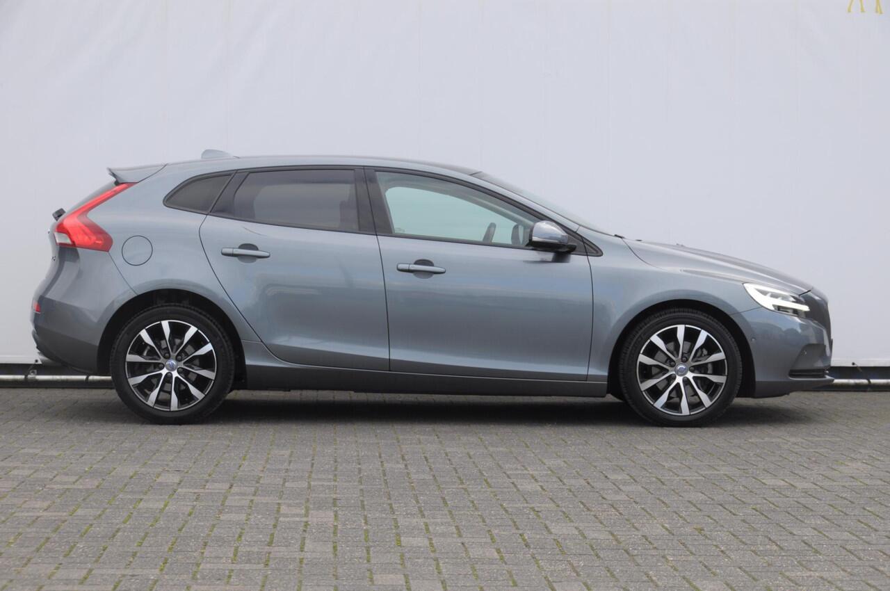 Volvo V40 T3 152PK Dynamic Edition / Cruise control / Panoramadak / Parkeeren met camera / Harman kardon audio / Standkachel / Stoelverwarming