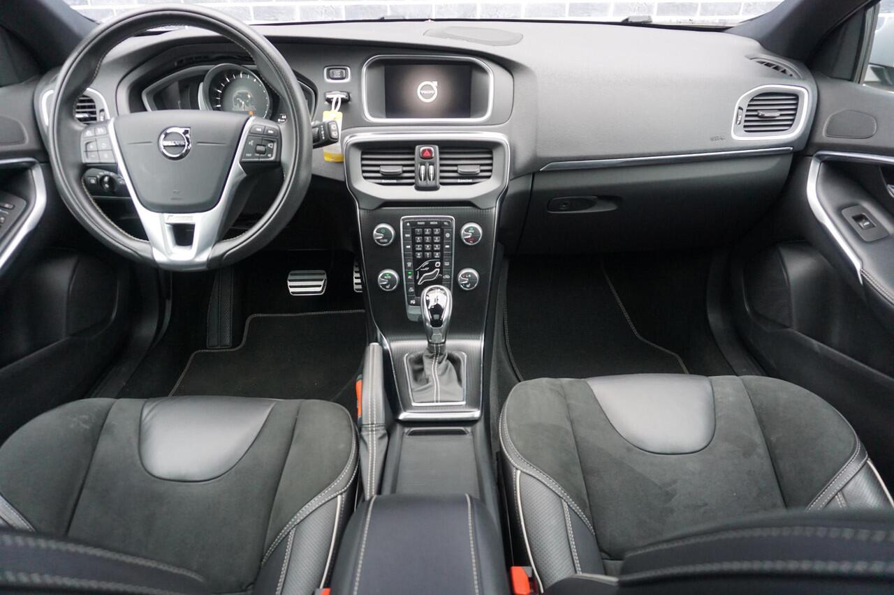 Volvo V40 1.5 T3 Polar+ Sport | Panoramadak | Harman/Kardon | Keyless entry | Standkachel | Stoel verwarming | DAB | Parkeercamera |