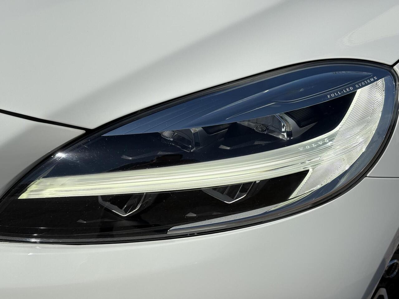 Volvo V40 T2 POLAR + AUTOMAAT | Multi media | spraakbediening telefoon en Navigatie | Stoelverwarming |