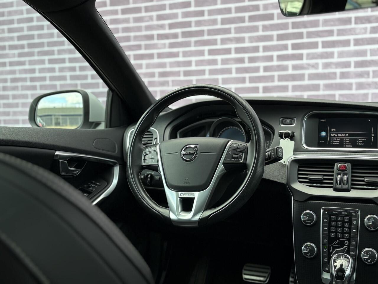Volvo V40 1.5 T3 Polar+ Sport | DAB | Panoramadak | Stoelverwarming | Parkeersensoren V+A | Parkeercamera | Keyless entry/start | Harman/Kardon | Volvo on Call |