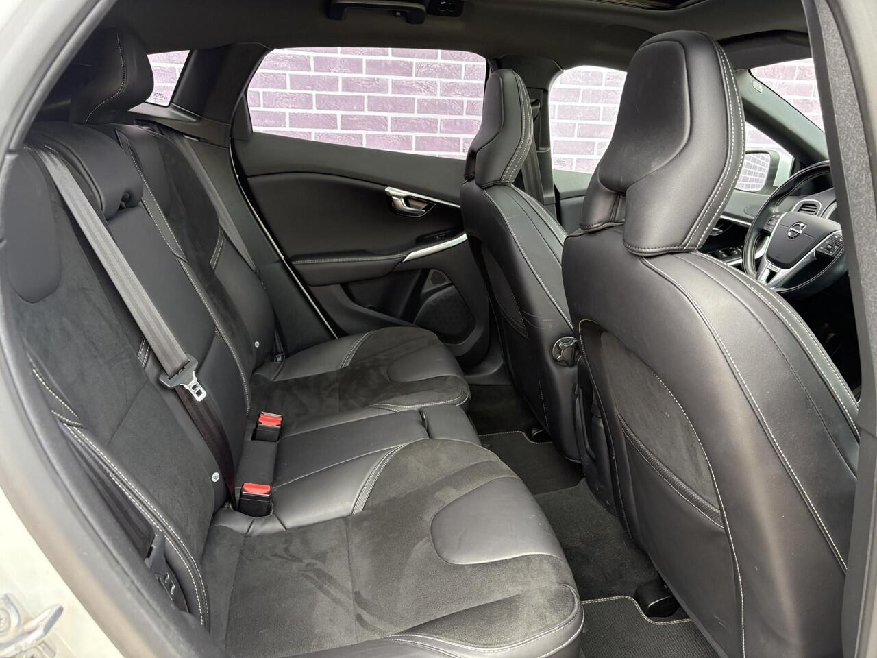 Volvo V40 1.5 T3 Polar+ Sport | DAB | Panoramadak | Stoelverwarming | Parkeersensoren V+A | Parkeercamera | Keyless entry/start | Harman/Kardon | Volvo on Call |