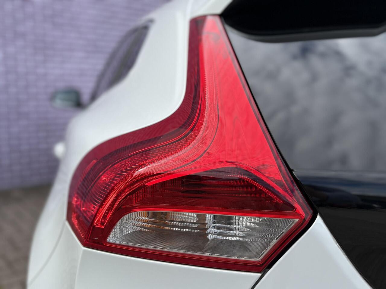 Volvo V40 1.5 T3 Polar+ Sport | DAB | Panoramadak | Stoelverwarming | Parkeersensoren V+A | Parkeercamera | Keyless entry/start | Harman/Kardon | Volvo on Call |