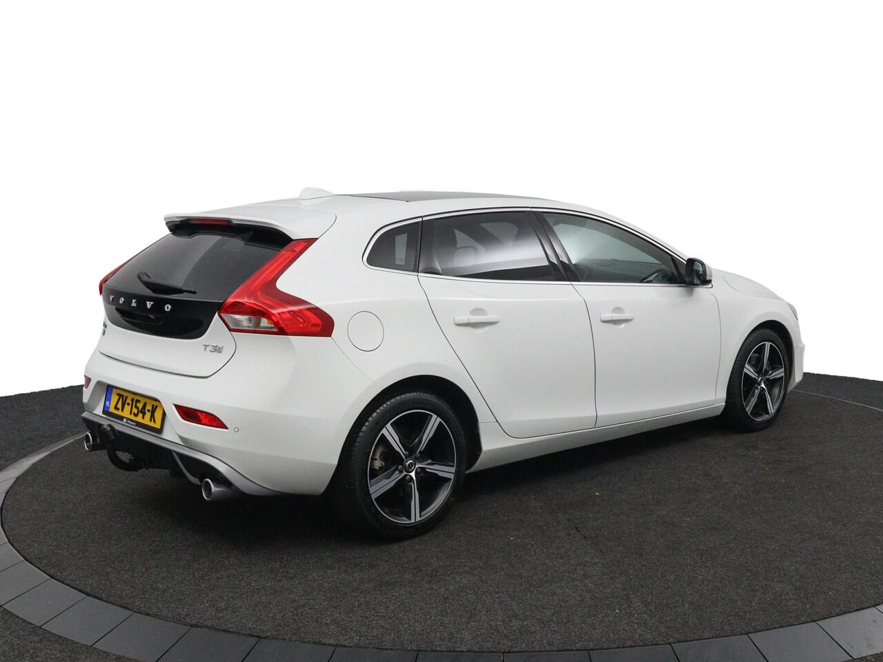 Volvo V40 1.5 T3 Polar+ Sport Panoramadak | Automaat | trekhaak | navigatie| stoelverwarming