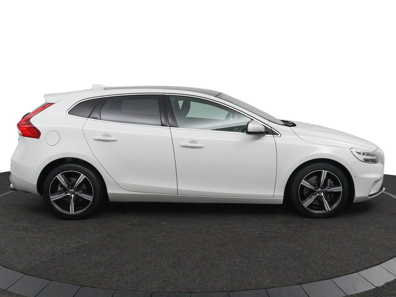 Volvo V40 1.5 T3 Polar+ Sport Panoramadak | Automaat | trekhaak | navigatie| stoelverwarming