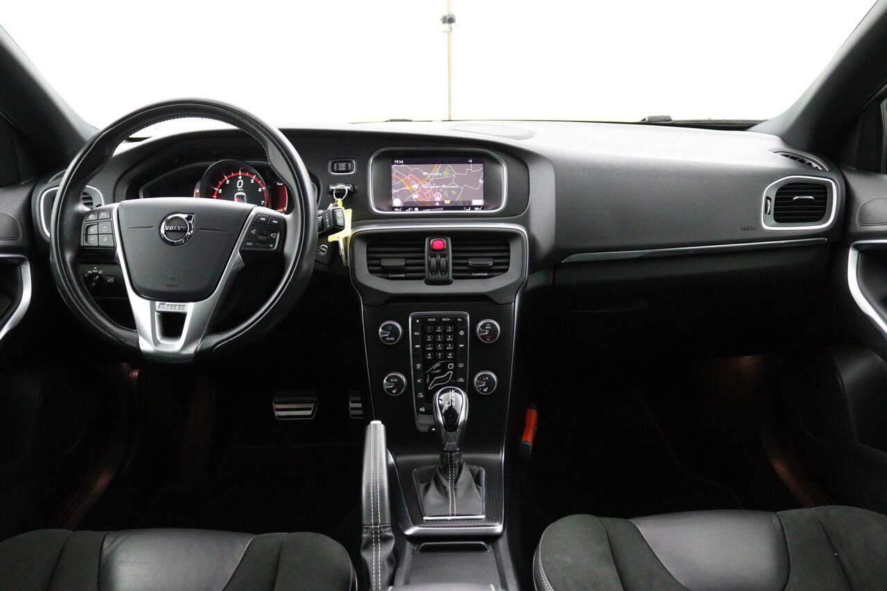 Volvo V40 1.5 T3 Polar+ Sport Panoramadak | Automaat | trekhaak | navigatie| stoelverwarming