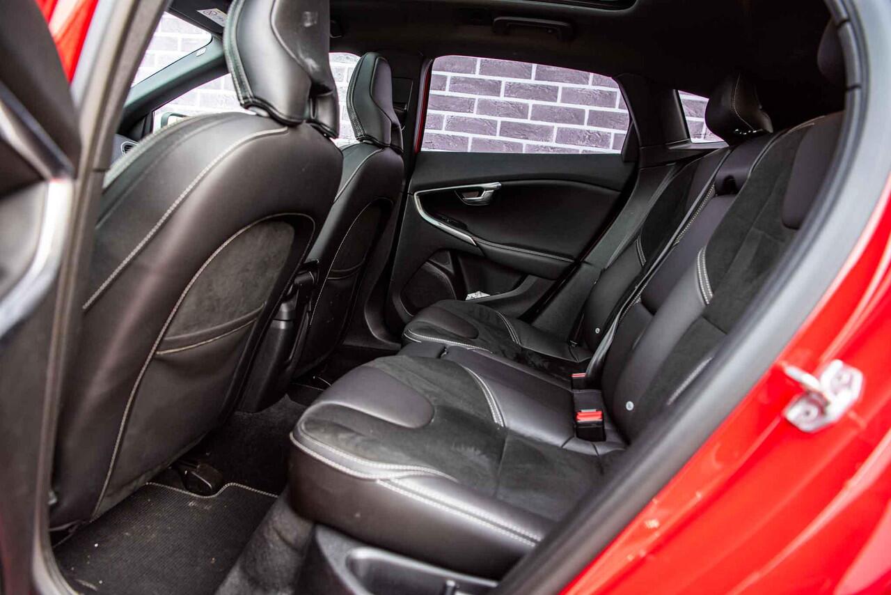 Volvo V40 T3 Automaat Polar+ Sport | Trekhaak | Panoramadak | Camera | Park pilot | Stoelverwarming | DAB+ | Keyless entry | Premium Audio