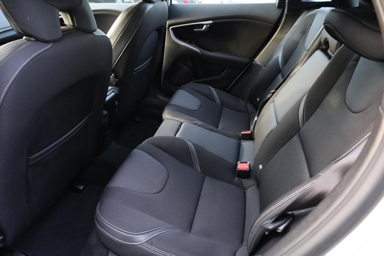 Volvo V40 2.0 T3 Polar+ CAMERA TREKHAAK-AFN. RUIT+STOELVERWARMING 2xPDC 17"LMV FULL-LED HALFLEER CRUISE NAVI CLIMA ENZ.