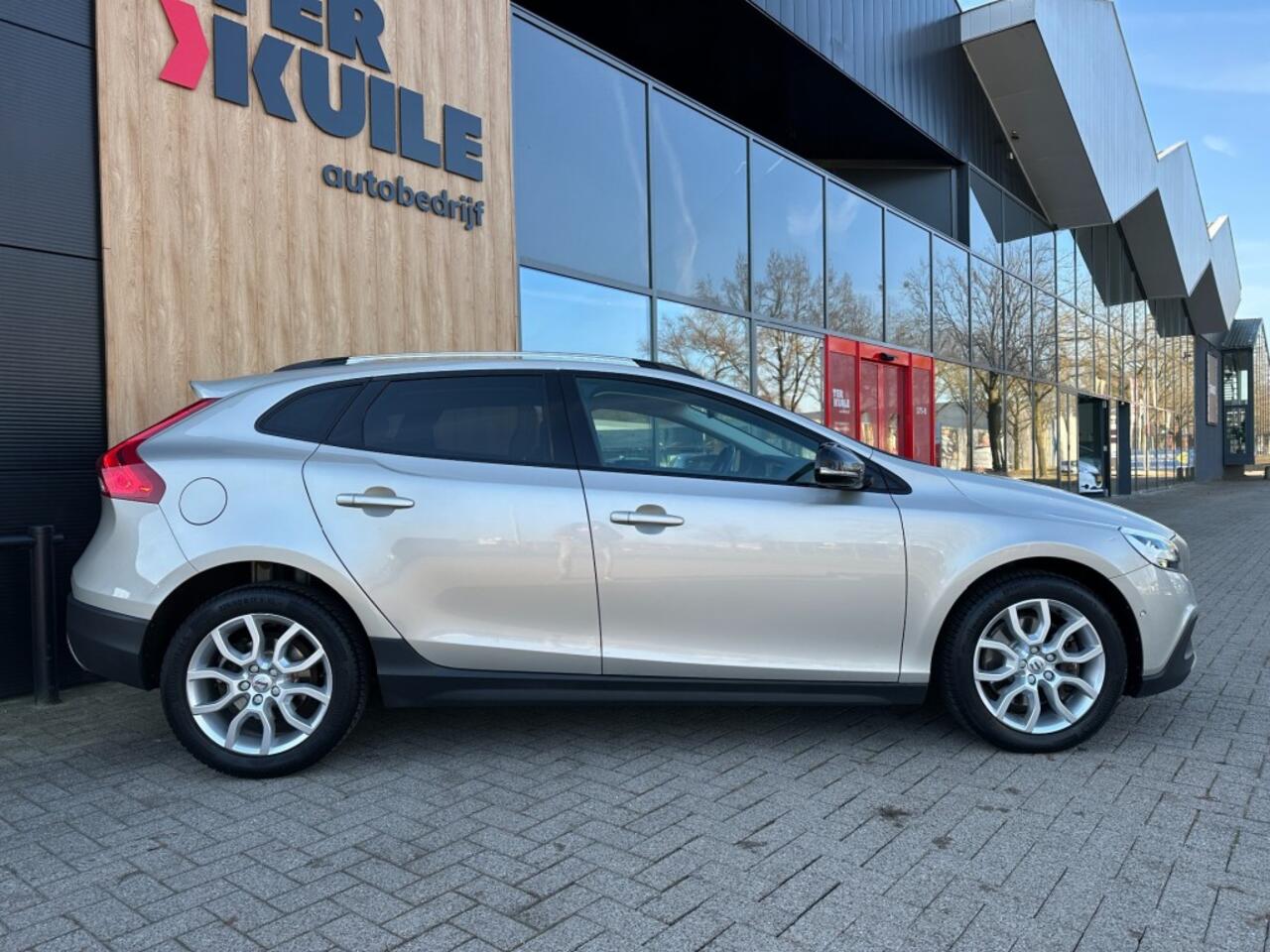 Volvo V40 Cross Country 1.5 T3 Polar+ Luxury / Trekhaak / CarPlay