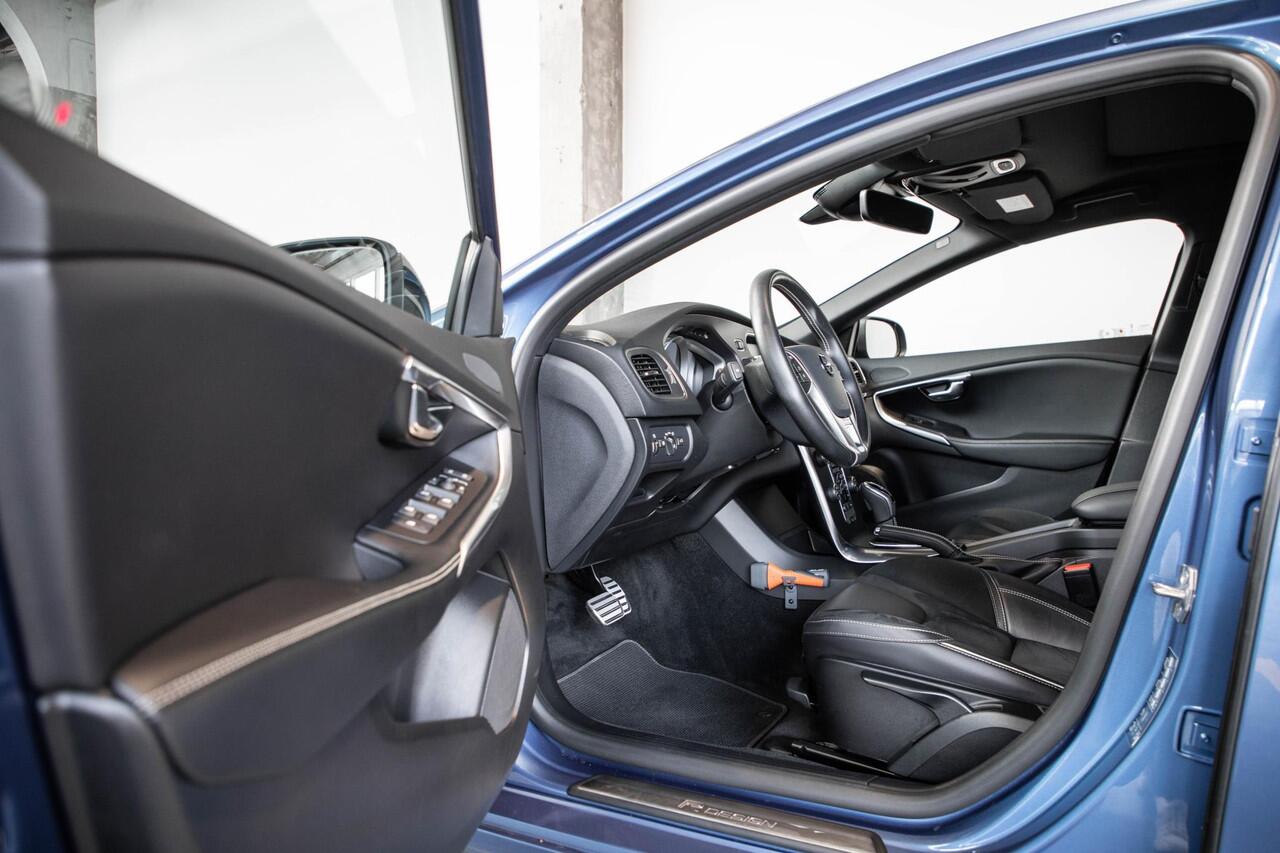 Volvo V40 T3 Polar+ Sport | Afneembare trekhaak | Panoramadak | Premium Audio by Harman Kardon | Navigatie | Parkeercamera | Parkeersensoren voor en achter | Volvo on Call | Keyless Entree | Volvo Guard Alarm