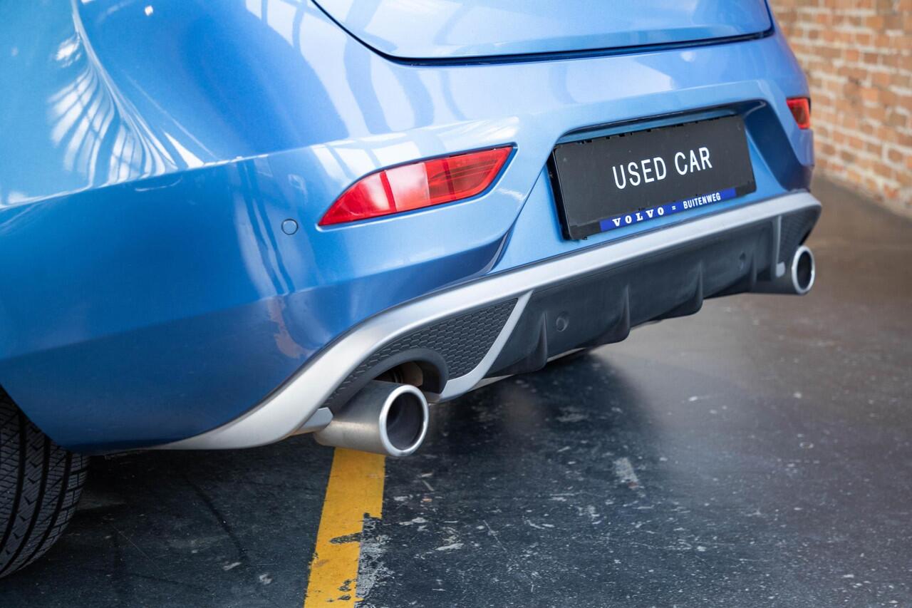 Volvo V40 T3 Polar+ Sport | Afneembare trekhaak | Panoramadak | Premium Audio by Harman Kardon | Navigatie | Parkeercamera | Parkeersensoren voor en achter | Volvo on Call | Keyless Entree | Volvo Guard Alarm