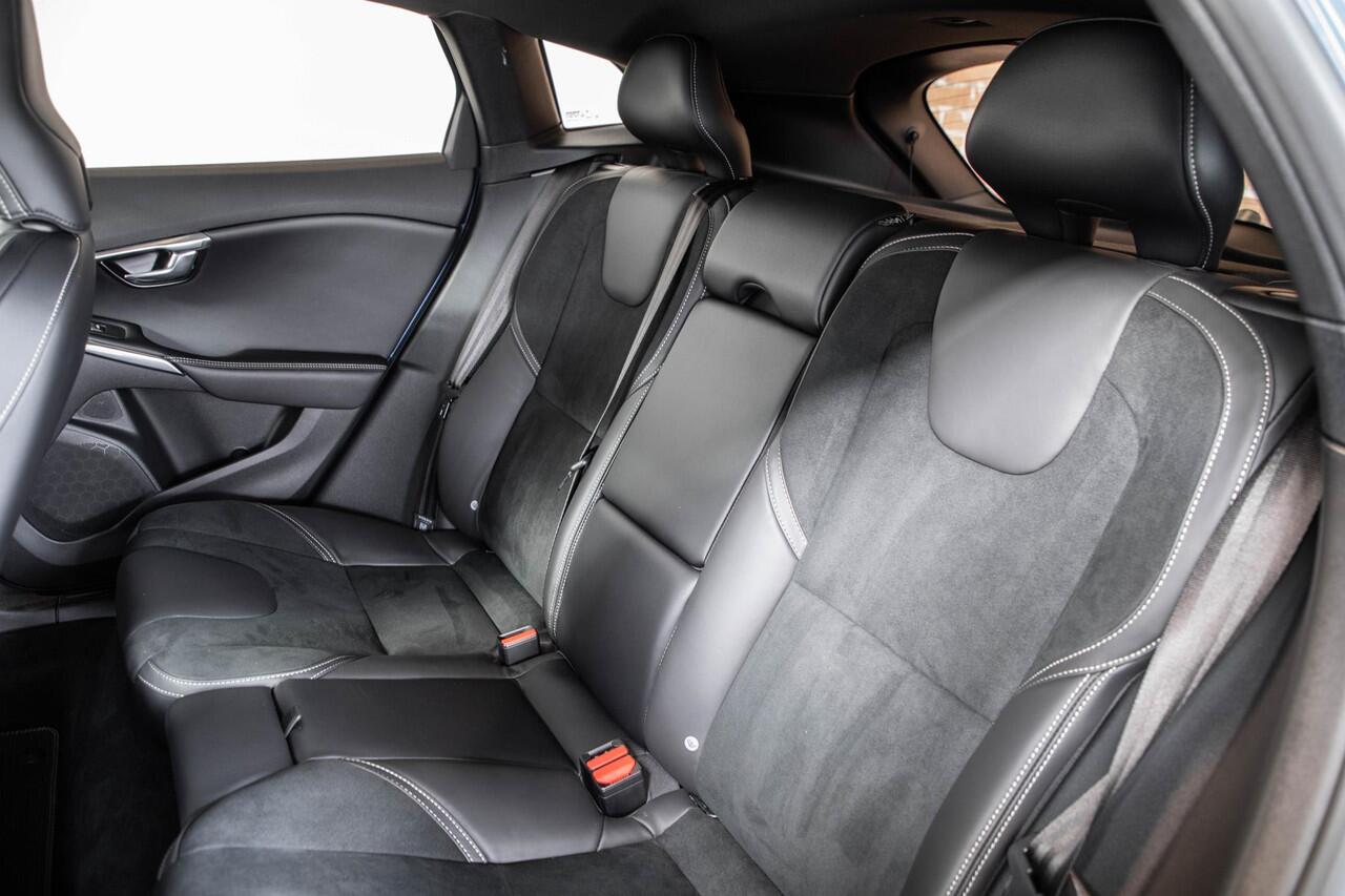 Volvo V40 T3 Polar+ Sport | Afneembare trekhaak | Panoramadak | Premium Audio by Harman Kardon | Navigatie | Parkeercamera | Parkeersensoren voor en achter | Volvo on Call | Keyless Entree | Volvo Guard Alarm