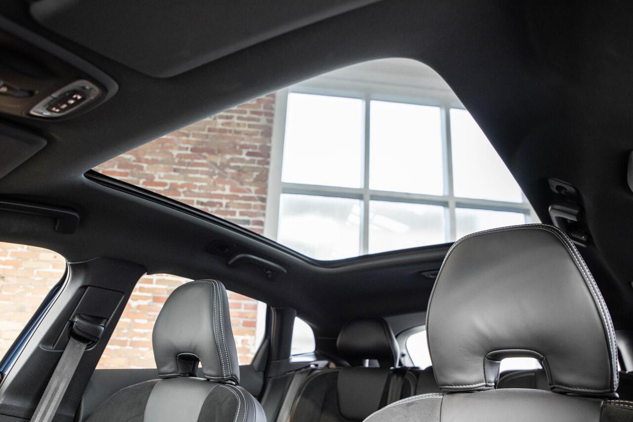 Volvo V40 T3 Polar+ Sport | Afneembare trekhaak | Panoramadak | Premium Audio by Harman Kardon | Navigatie | Parkeercamera | Parkeersensoren voor en achter | Volvo on Call | Keyless Entree | Volvo Guard Alarm