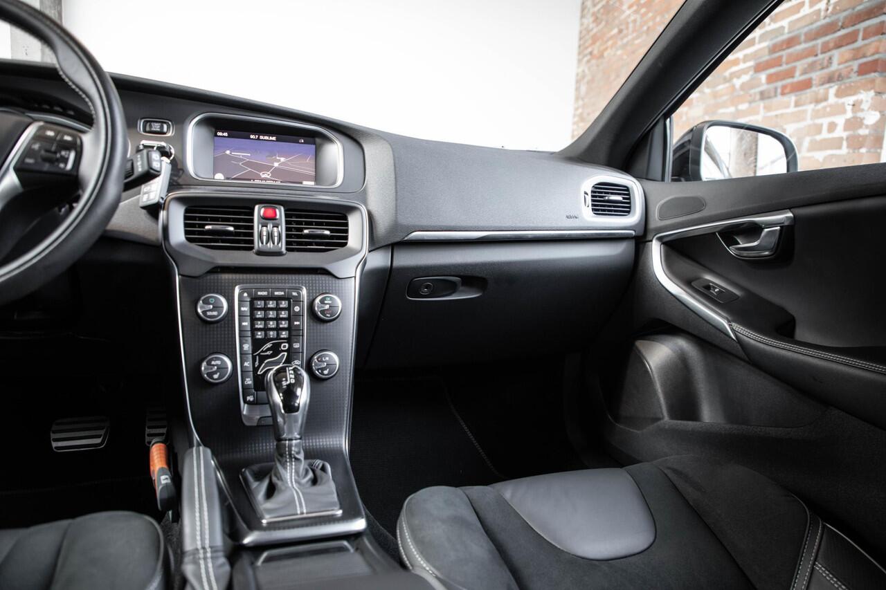 Volvo V40 T3 Polar+ Sport | Afneembare trekhaak | Panoramadak | Premium Audio by Harman Kardon | Navigatie | Parkeercamera | Parkeersensoren voor en achter | Volvo on Call | Keyless Entree | Volvo Guard Alarm