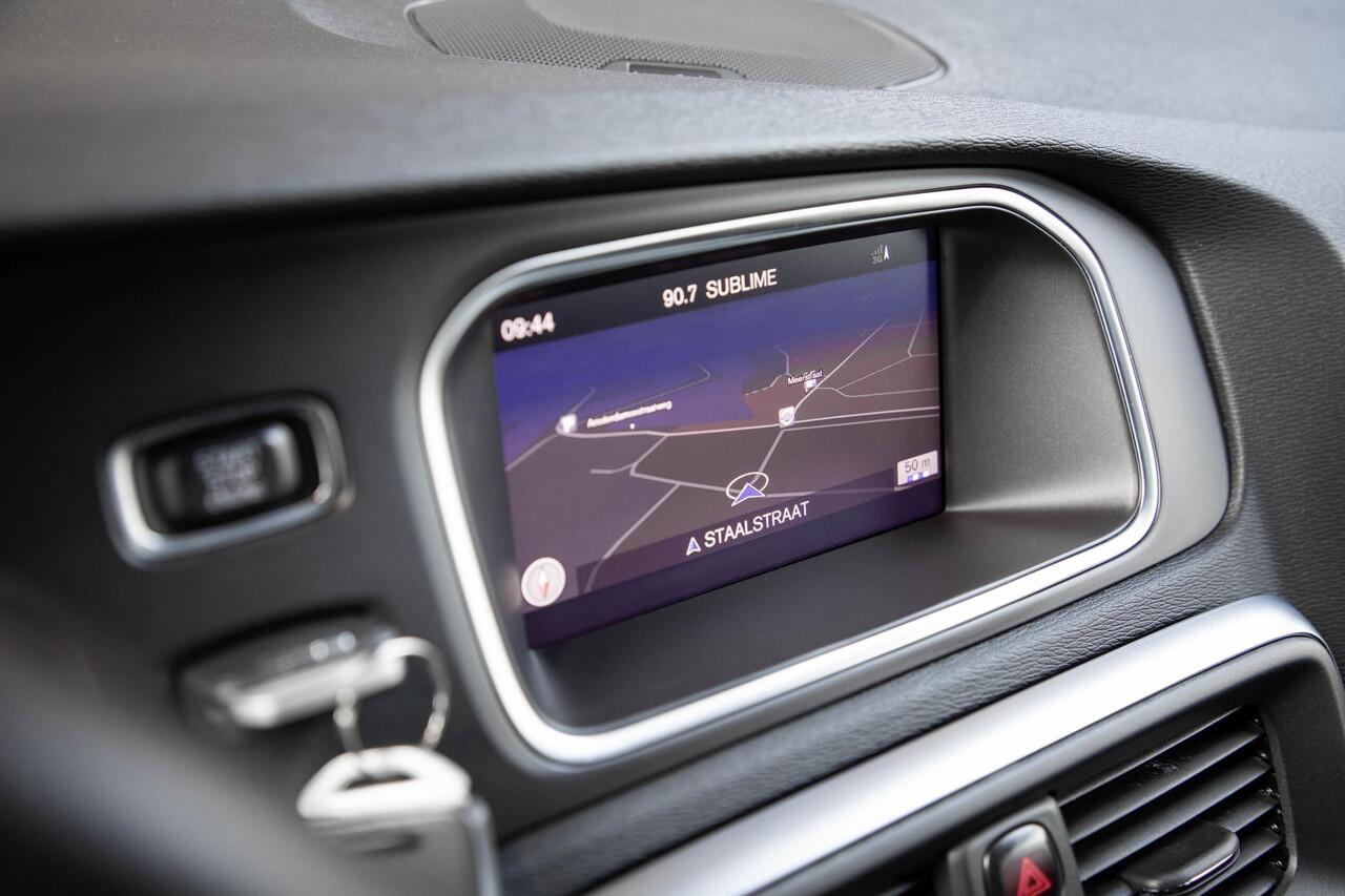 Volvo V40 T3 Polar+ Sport | Afneembare trekhaak | Panoramadak | Premium Audio by Harman Kardon | Navigatie | Parkeercamera | Parkeersensoren voor en achter | Volvo on Call | Keyless Entree | Volvo Guard Alarm