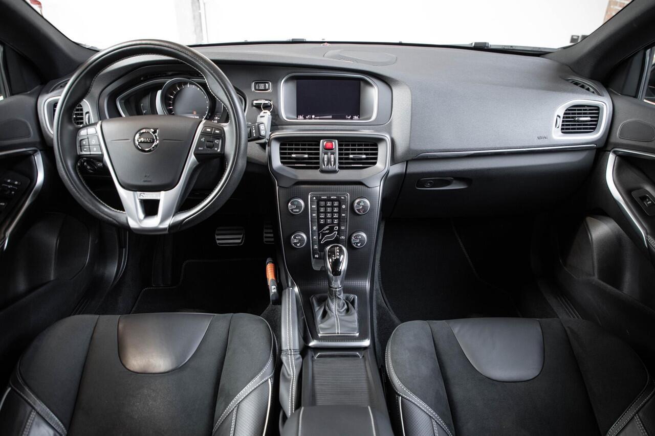 Volvo V40 T3 Polar+ Sport | Afneembare trekhaak | Panoramadak | Premium Audio by Harman Kardon | Navigatie | Parkeercamera | Parkeersensoren voor en achter | Volvo on Call | Keyless Entree | Volvo Guard Alarm