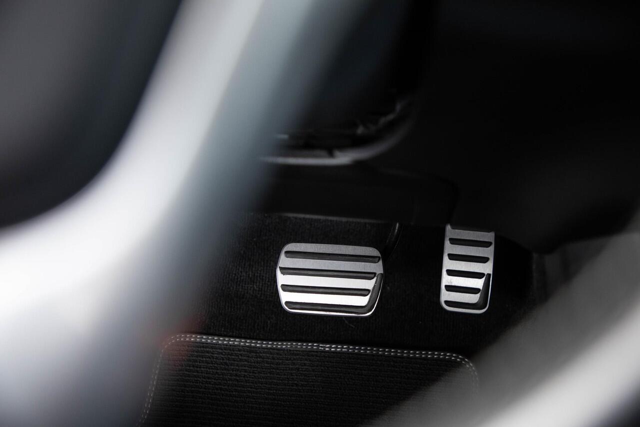 Volvo V40 T3 Polar+ Sport | Afneembare trekhaak | Panoramadak | Premium Audio by Harman Kardon | Navigatie | Parkeercamera | Parkeersensoren voor en achter | Volvo on Call | Keyless Entree | Volvo Guard Alarm