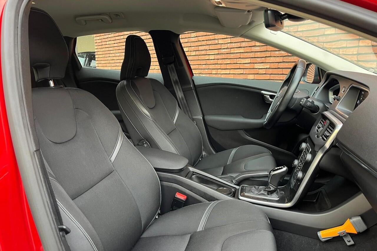 Volvo V40 T2 Automaat Edition+ | Stoelverwarming | Volvo on Call | Parkeersensoren | High Performance Audio | Navigatie | Climate Control | 16 inch Lichtmetalen velgen | Dealeronderhouden | LED Koplampen |