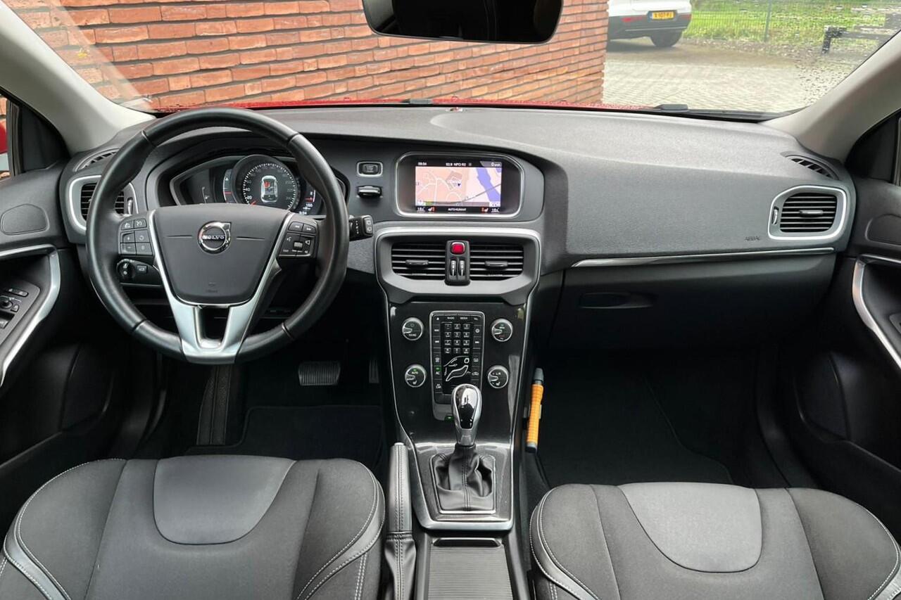Volvo V40 T2 Automaat Edition+ | Stoelverwarming | Volvo on Call | Parkeersensoren | High Performance Audio | Navigatie | Climate Control | 16 inch Lichtmetalen velgen | Dealeronderhouden | LED Koplampen |