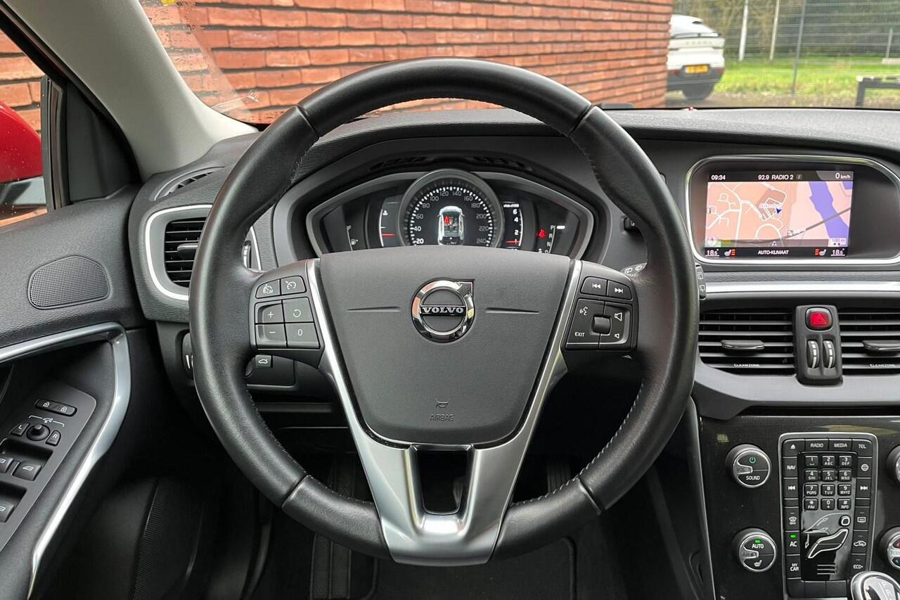 Volvo V40 T2 Automaat Edition+ | Stoelverwarming | Volvo on Call | Parkeersensoren | High Performance Audio | Navigatie | Climate Control | 16 inch Lichtmetalen velgen | Dealeronderhouden | LED Koplampen |