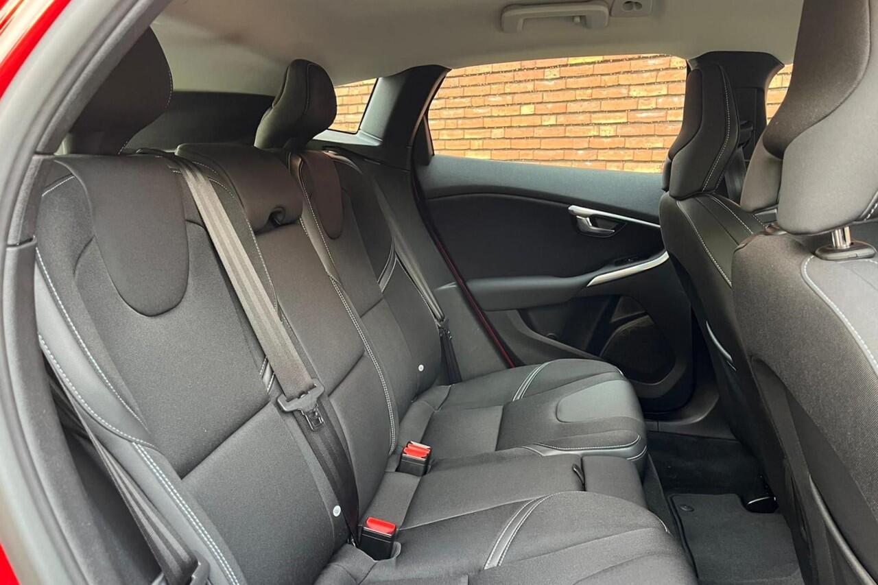 Volvo V40 T2 Automaat Edition+ | Stoelverwarming | Volvo on Call | Parkeersensoren | High Performance Audio | Navigatie | Climate Control | 16 inch Lichtmetalen velgen | Dealeronderhouden | LED Koplampen |