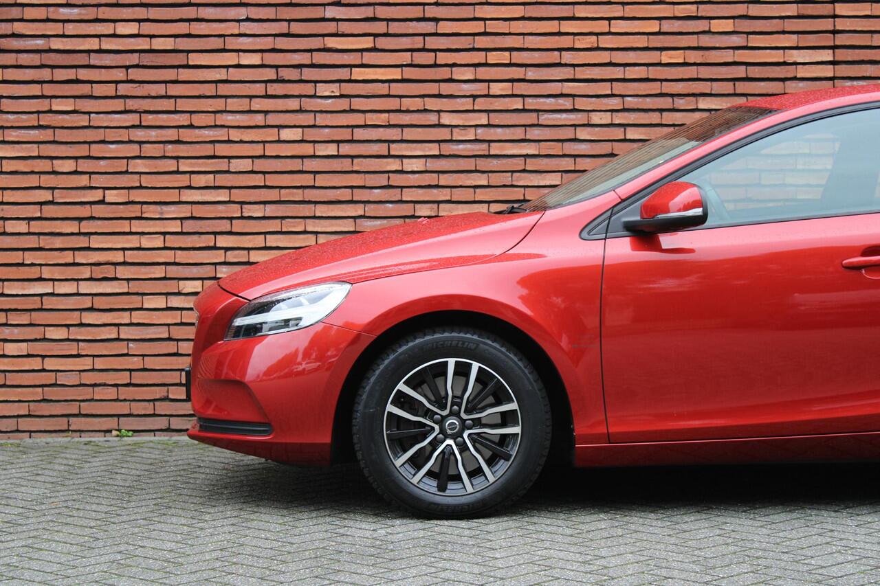 Volvo V40 T2 Automaat Edition+ | Stoelverwarming | Volvo on Call | Parkeersensoren | High Performance Audio | Navigatie | Climate Control | 16 inch Lichtmetalen velgen | Dealeronderhouden | LED Koplampen |