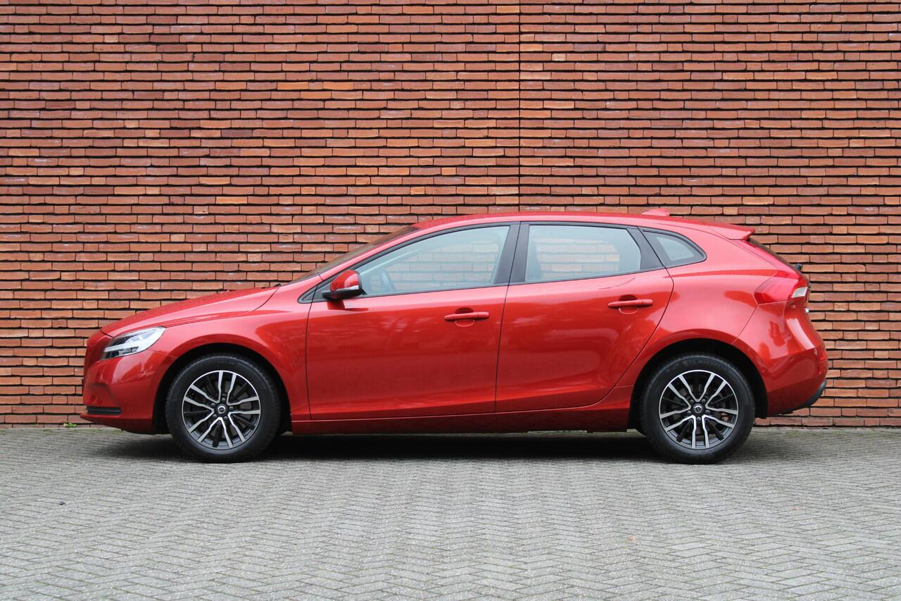 Volvo V40 T2 Automaat Edition+ | Stoelverwarming | Volvo on Call | Parkeersensoren | High Performance Audio | Navigatie | Climate Control | 16 inch Lichtmetalen velgen | Dealeronderhouden | LED Koplampen |