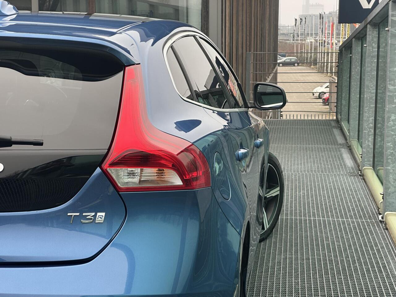 Volvo V40 1.5 T3 Polar+ Sport Automaat, Intellisafe / BLIS / Pano. dak / Camera achter / Adaptive Cruise / Keyless / Park assist / Voorstoelen verwarmd / Harman Kardon 17 inch wielen