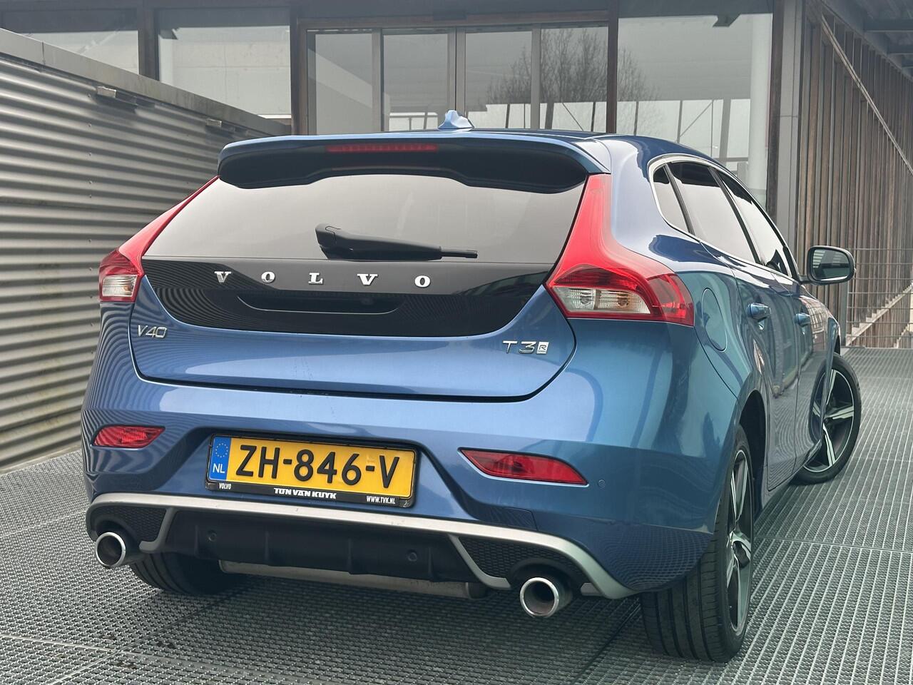 Volvo V40 1.5 T3 Polar+ Sport Automaat, Intellisafe / BLIS / Pano. dak / Camera achter / Adaptive Cruise / Keyless / Park assist / Voorstoelen verwarmd / Harman Kardon 17 inch wielen