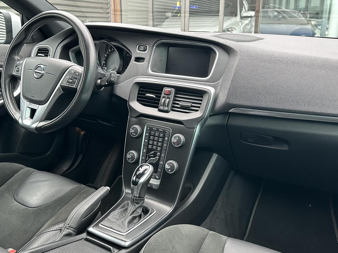 Volvo V40 1.5 T3 Polar+ Sport Automaat, Intellisafe / BLIS / Pano. dak / Camera achter / Adaptive Cruise / Keyless / Park assist / Voorstoelen verwarmd / Harman Kardon 17 inch wielen