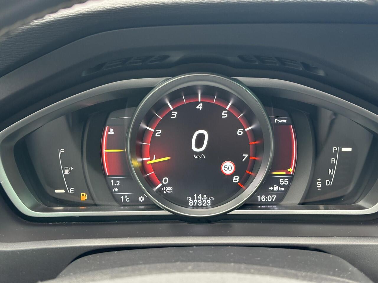 Volvo V40 1.5 T3 Polar+ Sport Automaat, Intellisafe / BLIS / Pano. dak / Camera achter / Adaptive Cruise / Keyless / Park assist / Voorstoelen verwarmd / Harman Kardon 17 inch wielen