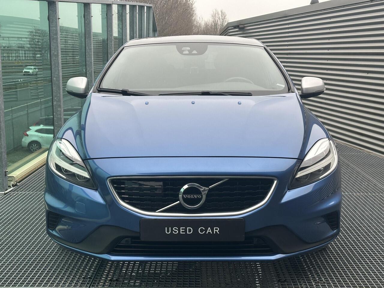 Volvo V40 1.5 T3 Polar+ Sport Automaat, Intellisafe / BLIS / Pano. dak / Camera achter / Adaptive Cruise / Keyless / Park assist / Voorstoelen verwarmd / Harman Kardon 17 inch wielen
