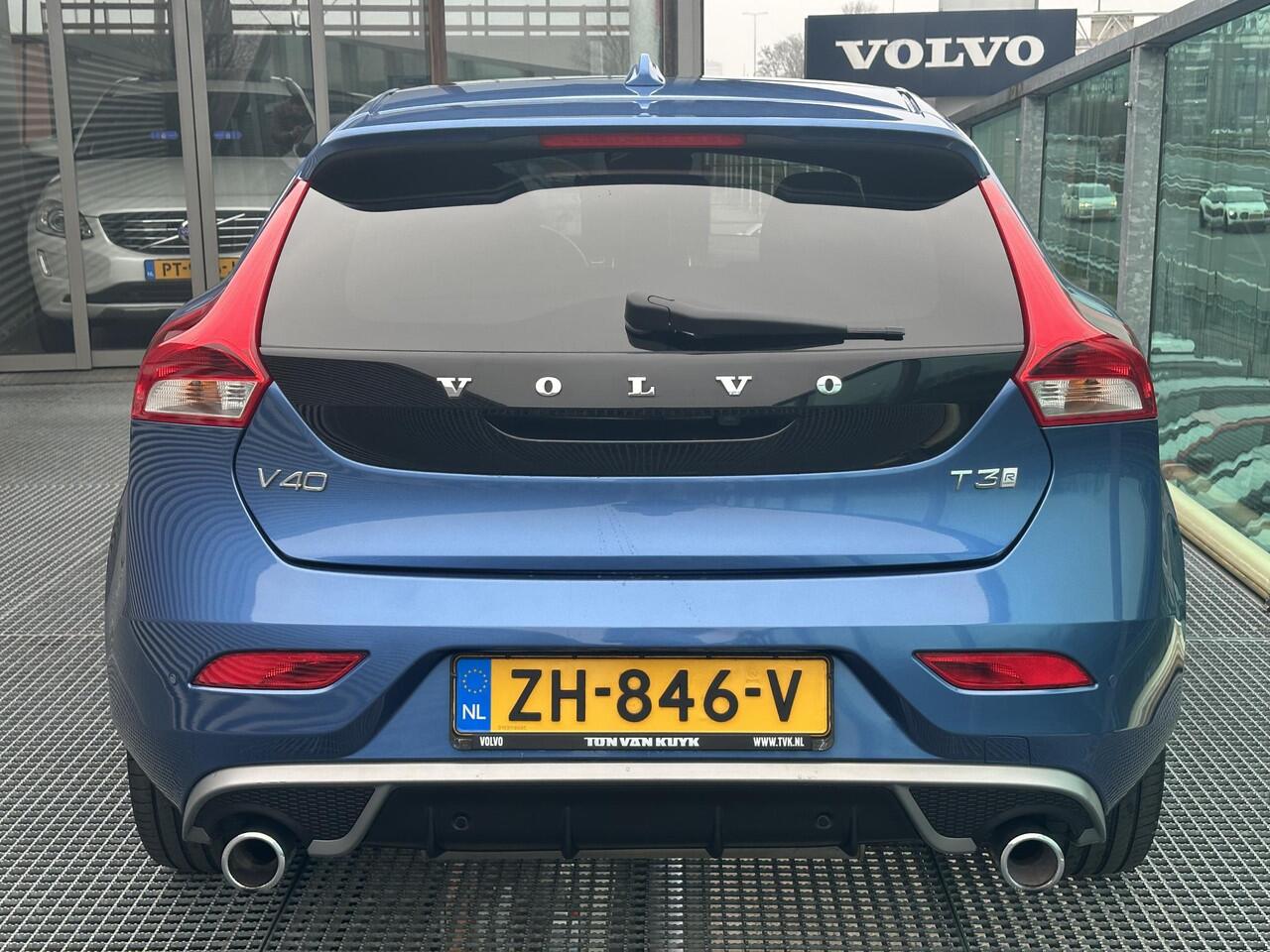 Volvo V40 1.5 T3 Polar+ Sport Automaat, Intellisafe / BLIS / Pano. dak / Camera achter / Adaptive Cruise / Keyless / Park assist / Voorstoelen verwarmd / Harman Kardon 17 inch wielen