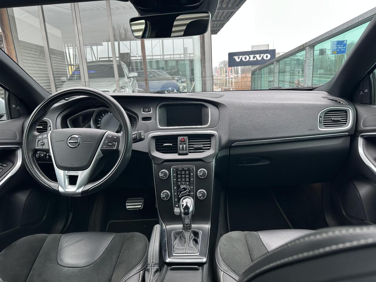 Volvo V40 1.5 T3 Polar+ Sport Automaat, Intellisafe / BLIS / Pano. dak / Camera achter / Adaptive Cruise / Keyless / Park assist / Voorstoelen verwarmd / Harman Kardon 17 inch wielen