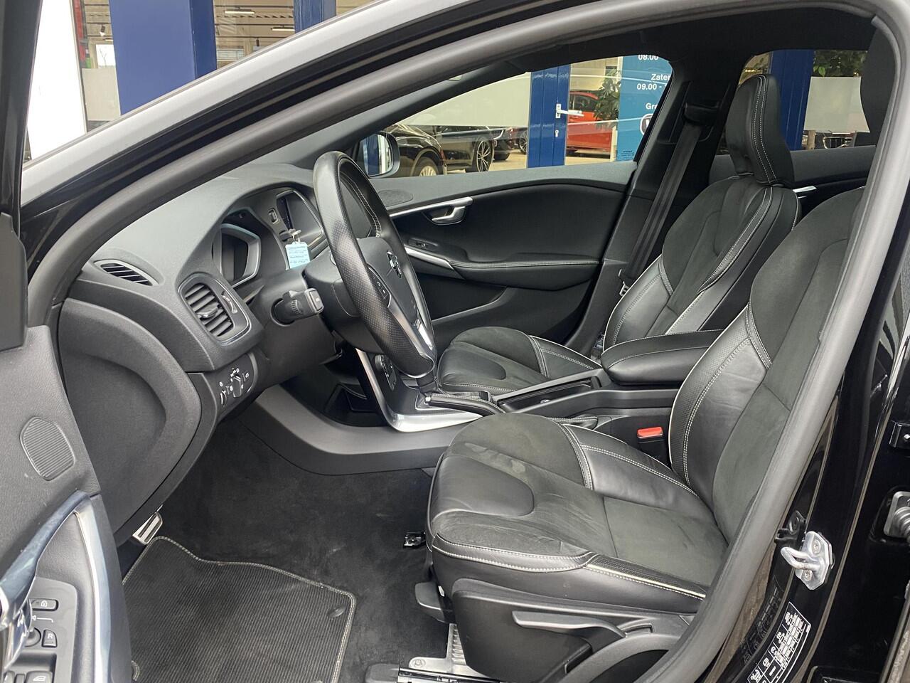 Volvo V40 1.5 T3 Polar+ Sport / Automaat / NL-Auto / Dealer-Onderhouden / Panodak / Harman-Kardon / Half-Leder/Half-Alcantara / Cruise-Control / Climate-Control / Stoelverwarming / Trekhaak / Keyless / LED / DAB Radio-Bluetooth / Navi / PDC V+A met Camera / 17'' LM