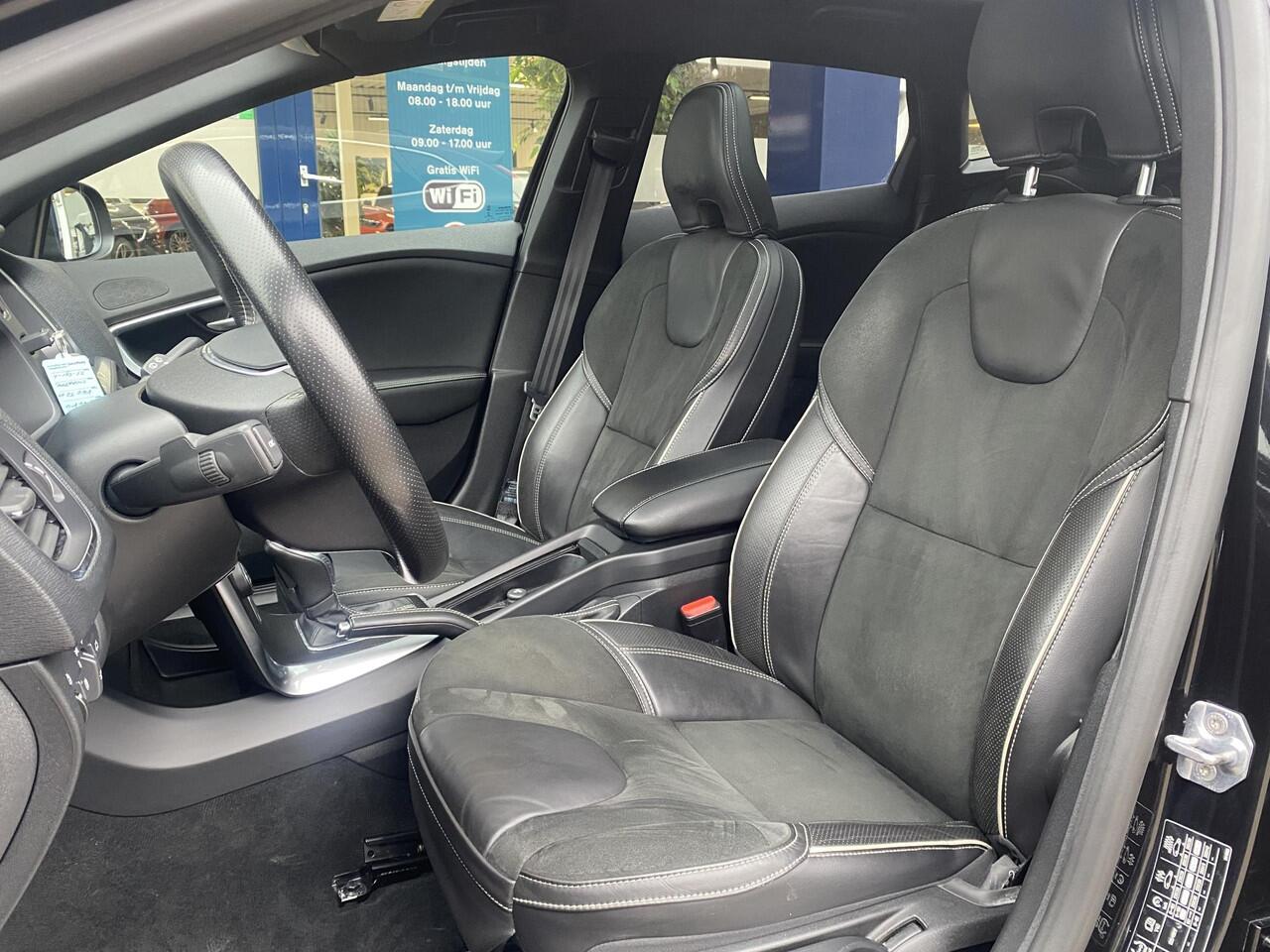 Volvo V40 1.5 T3 Polar+ Sport / Automaat / NL-Auto / Dealer-Onderhouden / Panodak / Harman-Kardon / Half-Leder/Half-Alcantara / Cruise-Control / Climate-Control / Stoelverwarming / Trekhaak / Keyless / LED / DAB Radio-Bluetooth / Navi / PDC V+A met Camera / 17'' LM