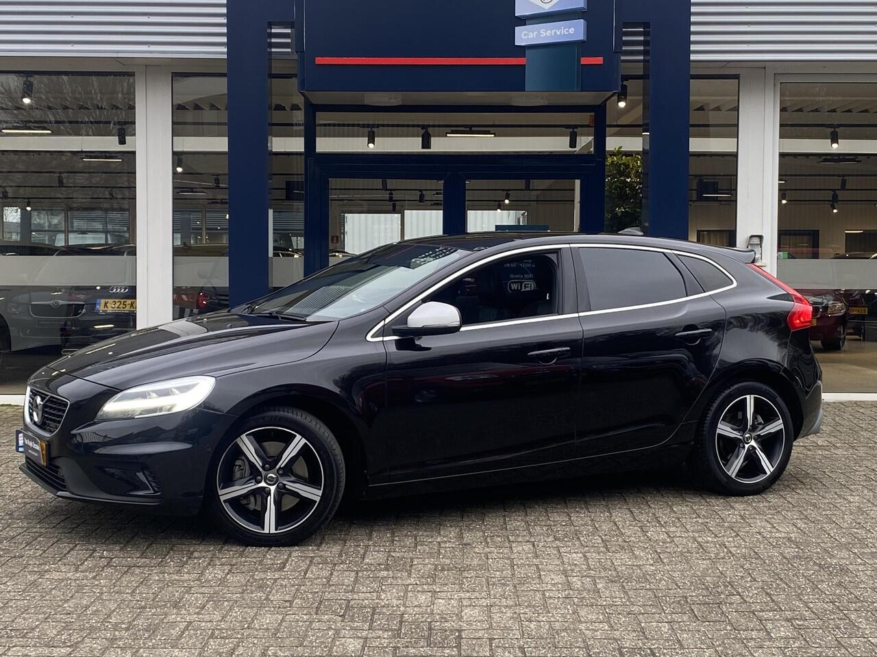 Volvo V40 1.5 T3 Polar+ Sport / Automaat / NL-Auto / Dealer-Onderhouden / Panodak / Harman-Kardon / Half-Leder/Half-Alcantara / Cruise-Control / Climate-Control / Stoelverwarming / Trekhaak / Keyless / LED / DAB Radio-Bluetooth / Navi / PDC V+A met Camera / 17'' LM