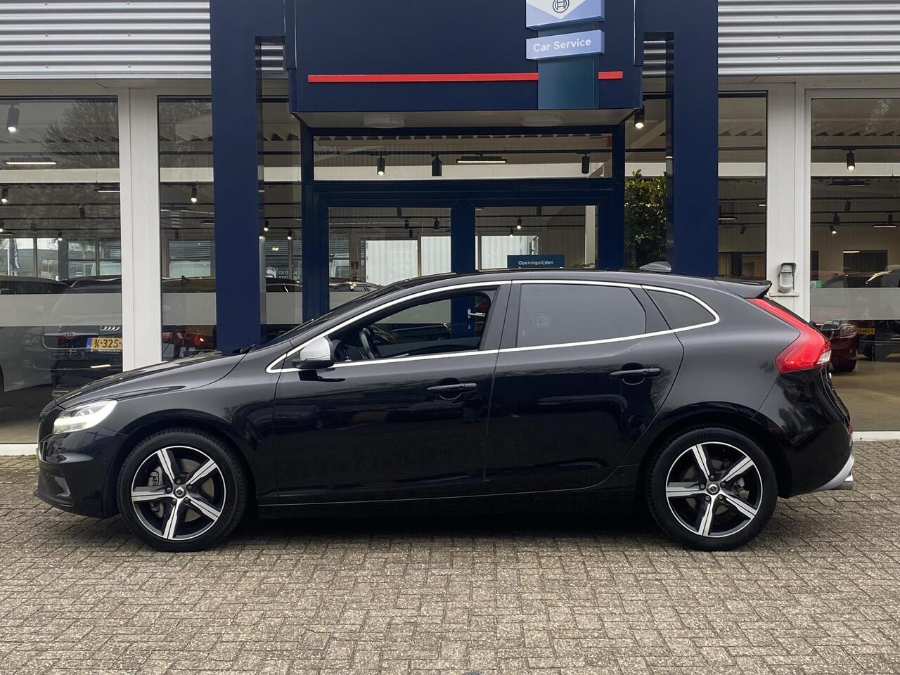Volvo V40 1.5 T3 Polar+ Sport / Automaat / NL-Auto / Dealer-Onderhouden / Panodak / Harman-Kardon / Half-Leder/Half-Alcantara / Cruise-Control / Climate-Control / Stoelverwarming / Trekhaak / Keyless / LED / DAB Radio-Bluetooth / Navi / PDC V+A met Camera / 17'' LM